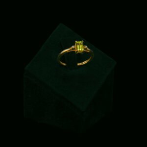 Prsten s prirodnim dijamantima i  peridotom od 0.60 ct