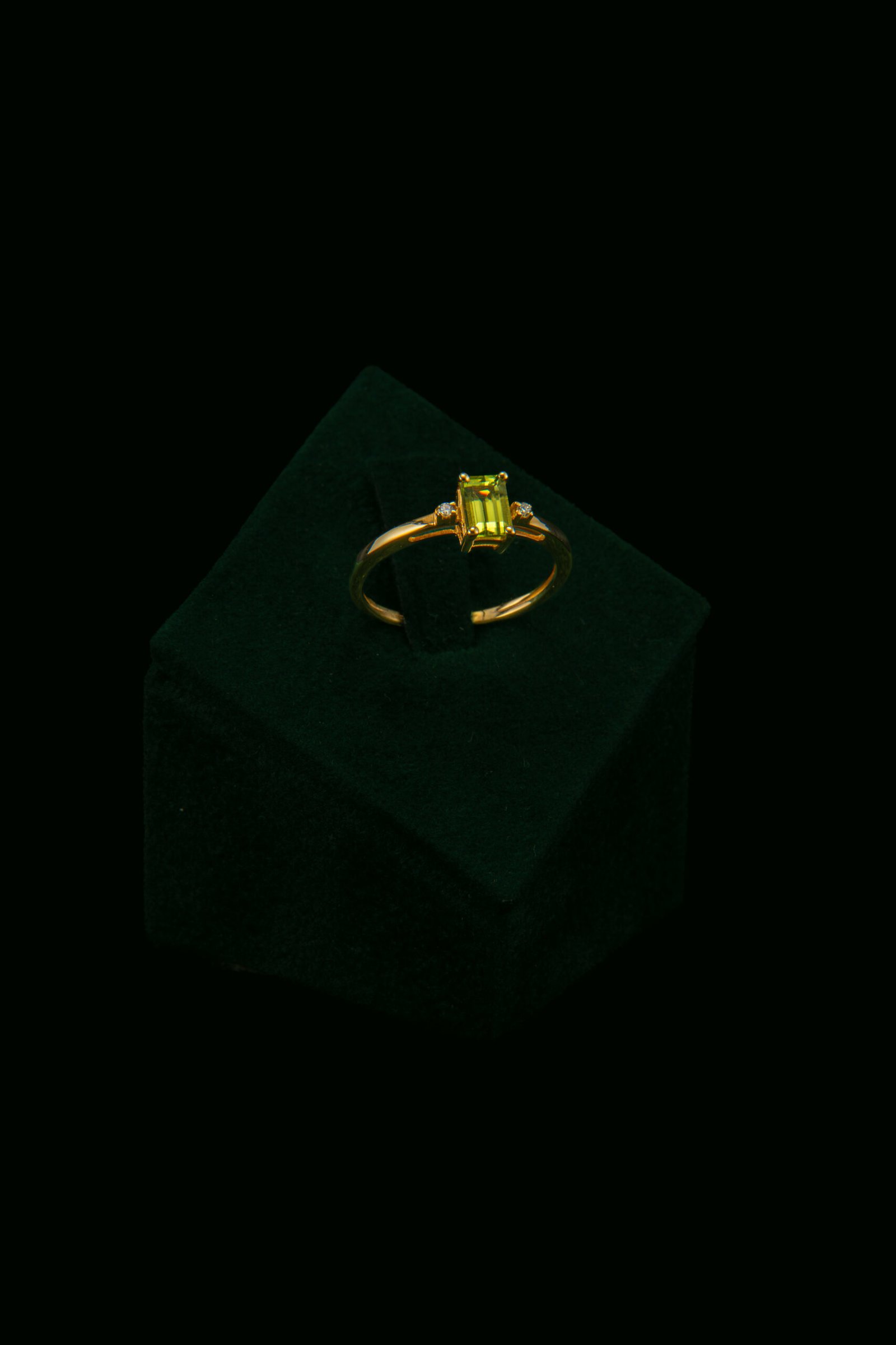 Prsten s prirodnim dijamantima i peridotom od 0.60 ct