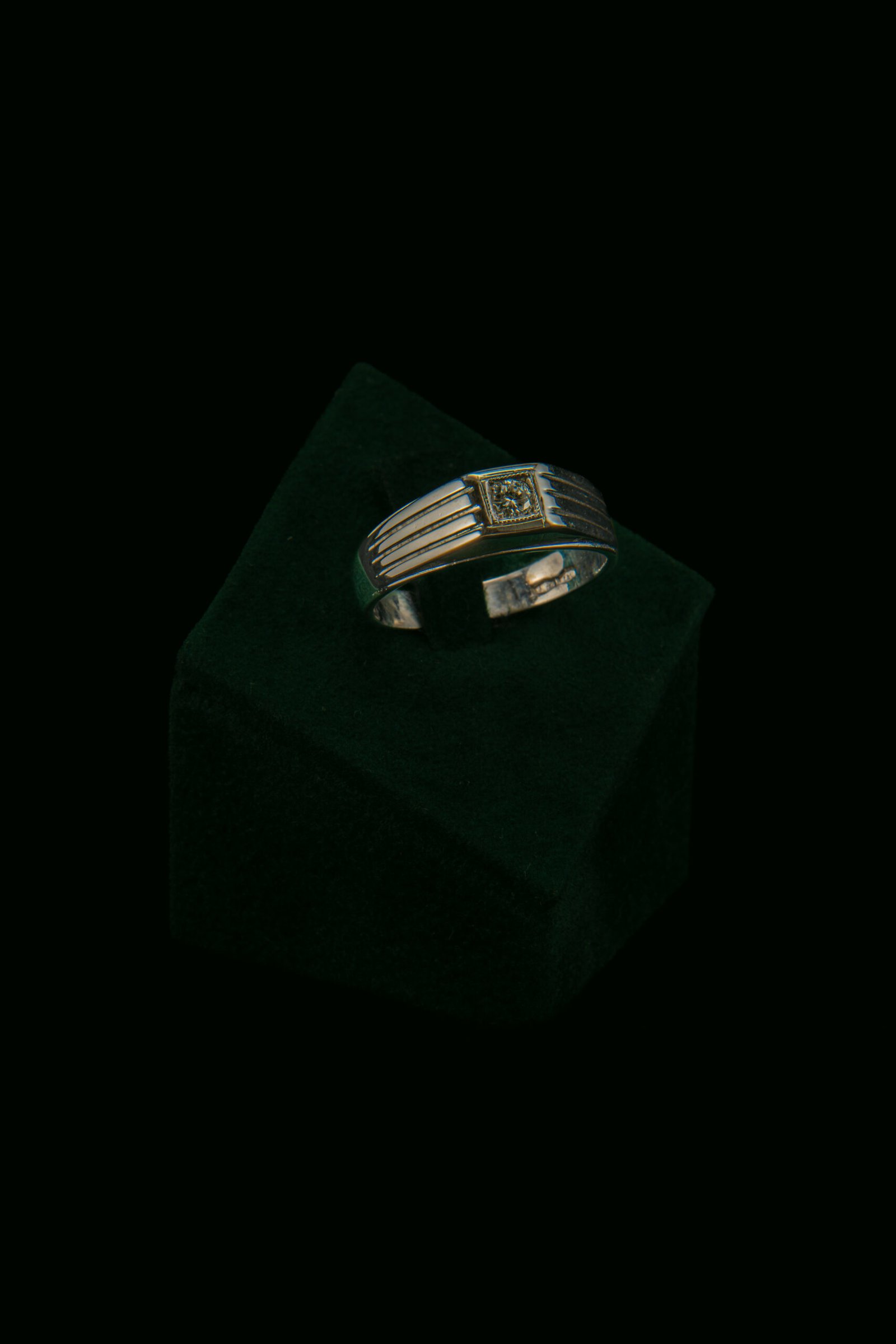 Prsten s prirodnim dijamantom od 0.12 ct