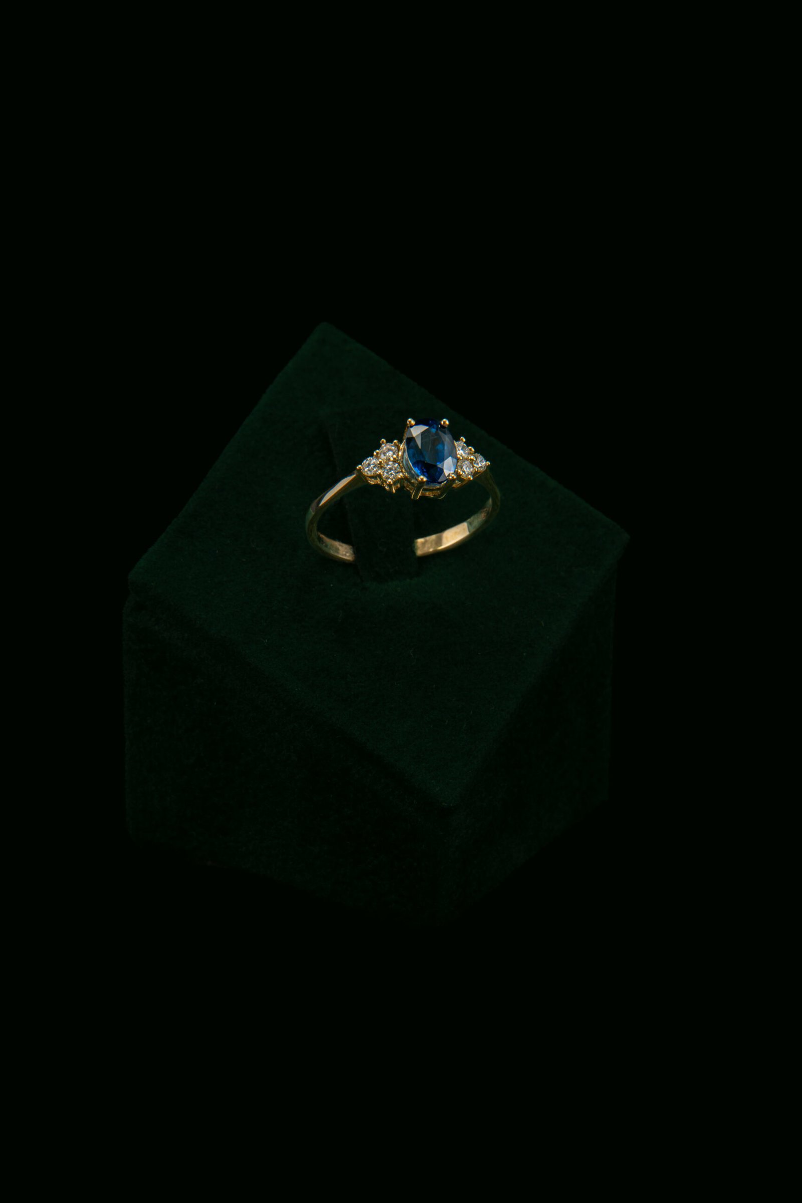 Prsten s prirodnim dijamantima i safirom od 1.40 ct