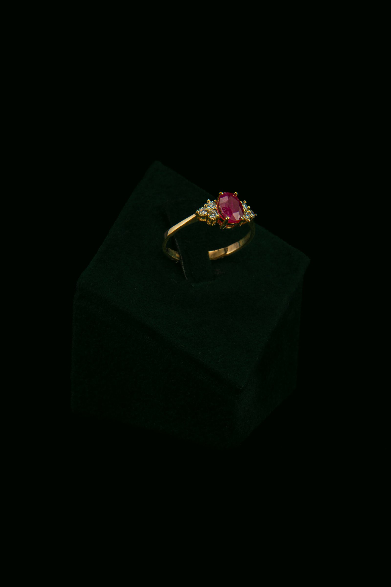 Prsten s prirodnim dijamantima i rubinom od 1.04 ct