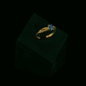 Prsten s prirodnim dijamantima i safirom od 0.60 ct