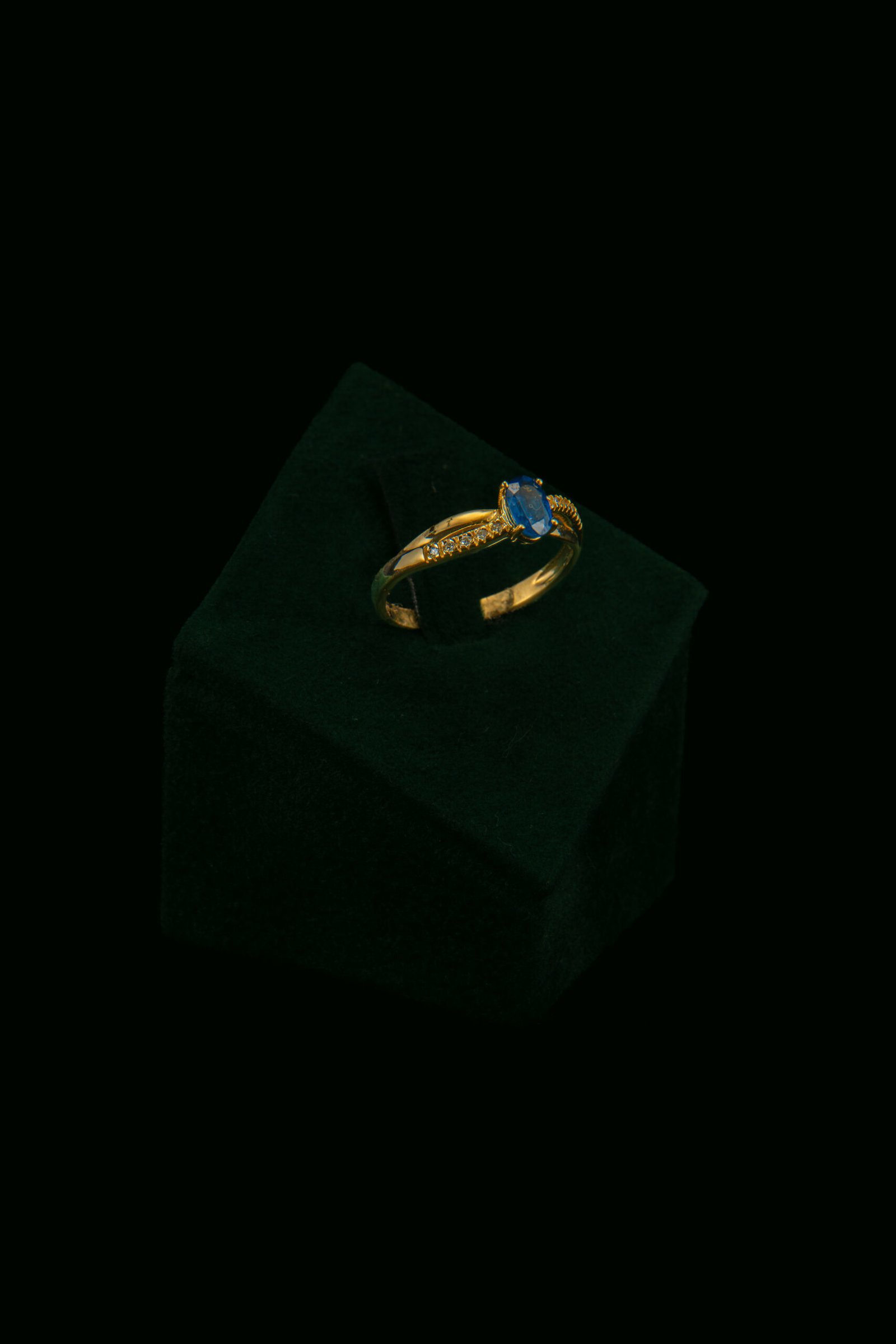 Prsten s prirodnim dijamantima i safirom od 0.60 ct