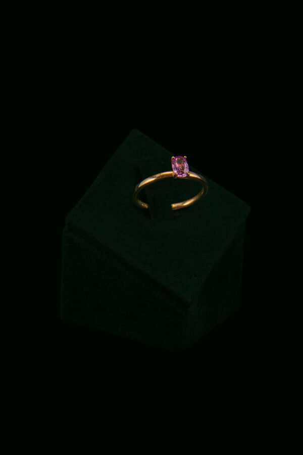 Prsten s "fancy" safirom od 0.66 ct